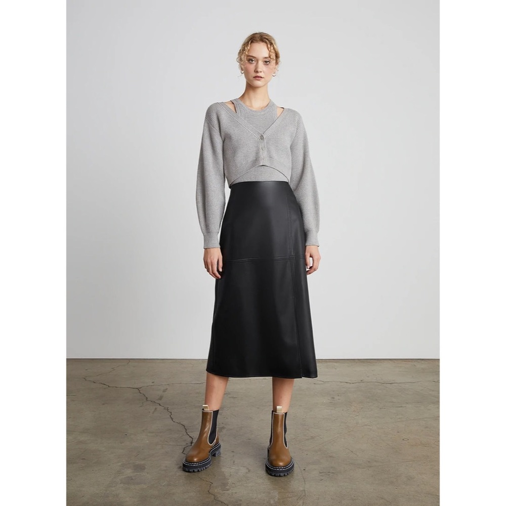 🚫 SOLD 🚫 Black Long Fux Leather Skirt